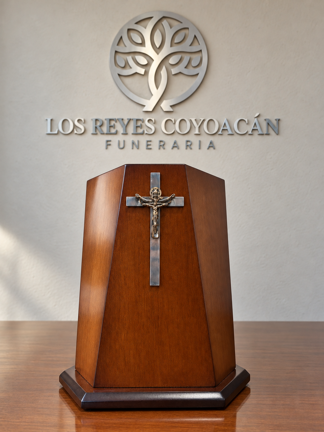 Urna de madera con crucifijo