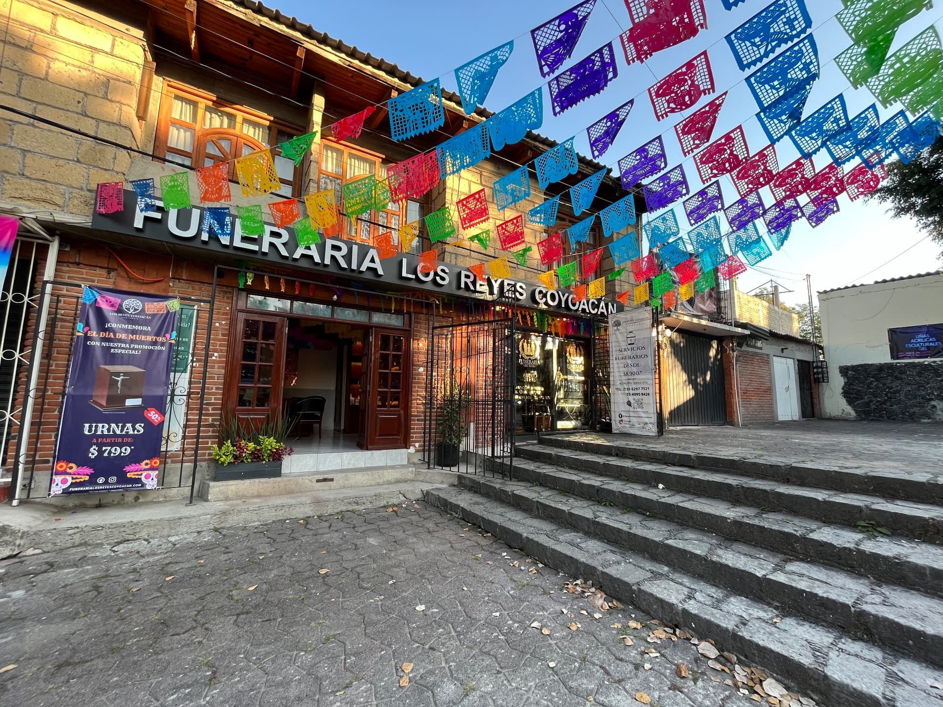 Fachada de la funeraria con papel picado
