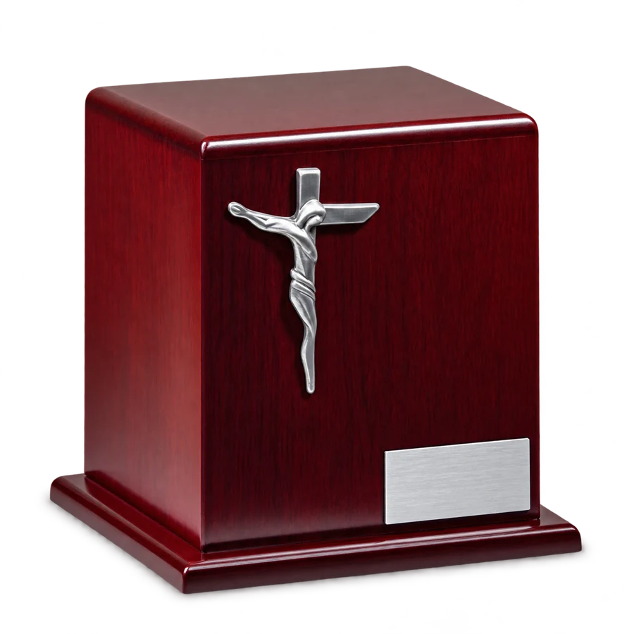 Urna de madera rojiza para cenizas con crucifijo plateado