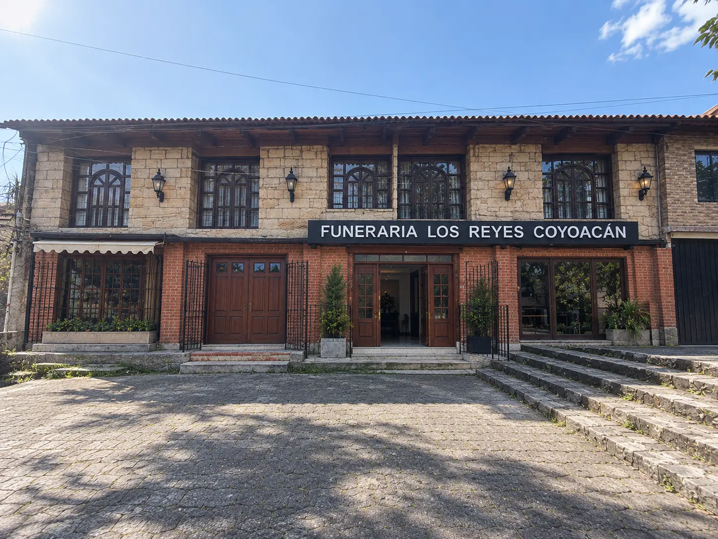 Fachada de Funeraria Los Reyes Coyoacán en Plazuela de los Reyes 50